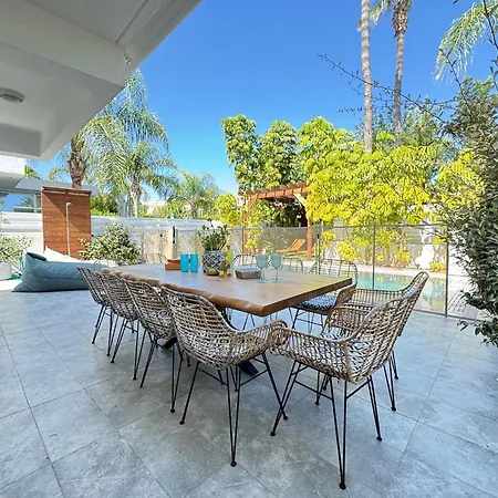 Serenity Family - 5 Min Walk To Villa Paralimni