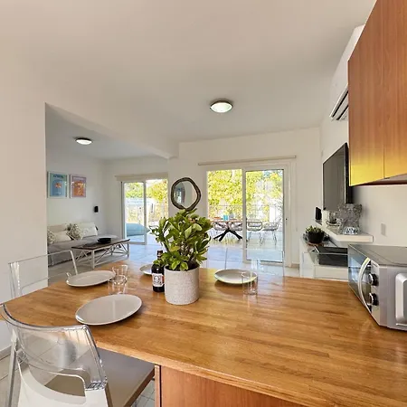 Villa Serenity Family - 5 Min Walk To Paralimni