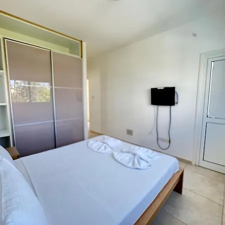 Villa Serenity Family - 5 Min Walk To Paralímni