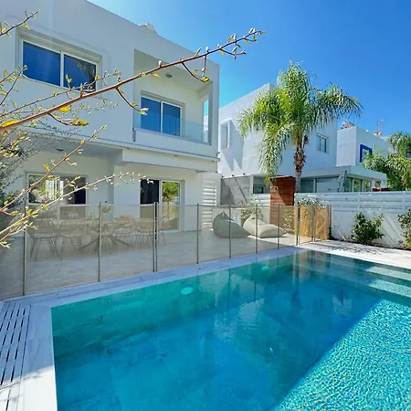Villa Seaside Serenity - Walk To