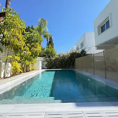 Villa Seaside Serenity - Walk To *