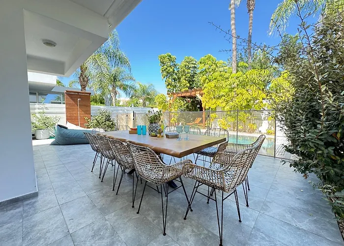 Serenity Family - 5 Min Walk To Villa Paralimni